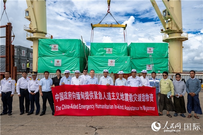 5月25日，中國駐緬甸大使館參贊歐陽道冰、仰光省首席部長梭登及緬有關(guān)部門官員出席援緬第十五批緊急人道主義地震救災(zāi)物資交接儀式。人民網(wǎng)記者謝佳君攝
