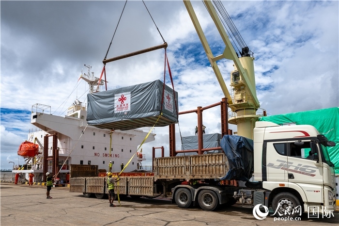5月25日，當?shù)毓と嗽诟劭趶呢涊喩闲遁d援緬第十五批緊急人道主義地震救災(zāi)物資。人民網(wǎng)記者謝佳君攝