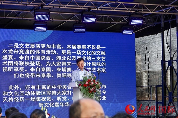 中國(guó)駐法蘭克?？傤I(lǐng)事黃昳揚(yáng)在致辭中對(duì)龍舟賽表示熱烈祝賀。人民網(wǎng) 依琳攝