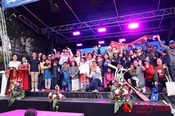 獲獎(jiǎng)選手們上臺(tái)領(lǐng)獎(jiǎng)并合影留念。人民網(wǎng)記者 劉仲華攝