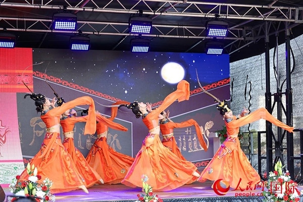 美因河畔的舞臺(tái)上中國(guó)傳統(tǒng)舞蹈精彩上演。人民網(wǎng) 依琳攝