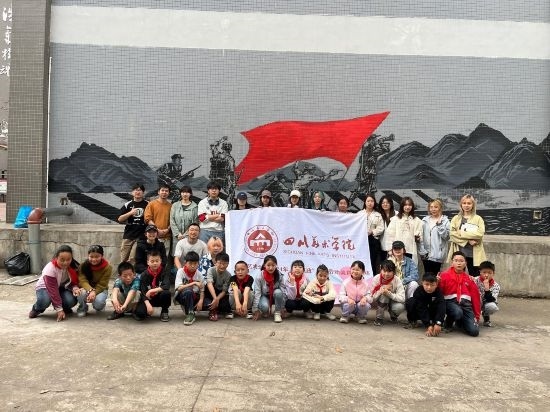 “行動中的課堂：探尋茶馬古道紅色印記”工作坊與當?shù)匦W生共同創(chuàng)作主題壁畫。