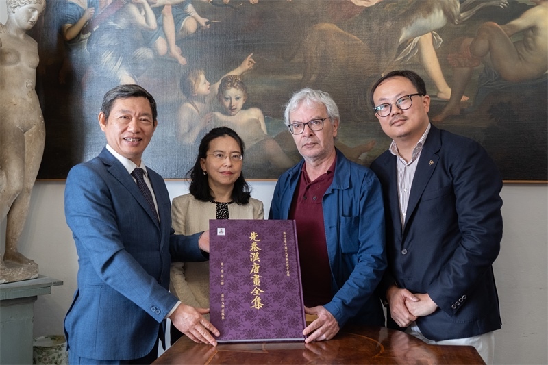 圖片說明：捐贈儀式現(xiàn)場。 張錫琪攝