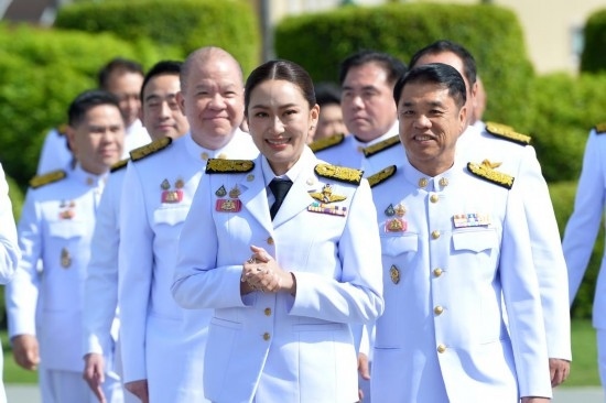 2024年9月7日，泰國總理佩通坦·欽那瓦（前中）及新一屆內(nèi)閣成員在位于首都曼谷的總理府與媒體見面。新華社發(fā)（拉亨攝）