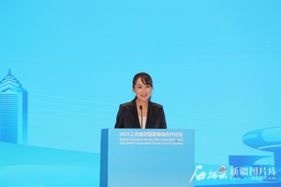 5月23日，在2025上合組織國(guó)家媒體合作論壇青年文化交流營(yíng)活動(dòng)中，人民日?qǐng)?bào)社記者阿爾達(dá)克·塔巴拉克發(fā)言。石榴云/新疆日?qǐng)?bào)記者 李雄心攝