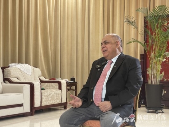 上合組織副秘書長(zhǎng)索海爾·汗在專訪中。石榴云/新疆日?qǐng)?bào)記者 劉翔攝