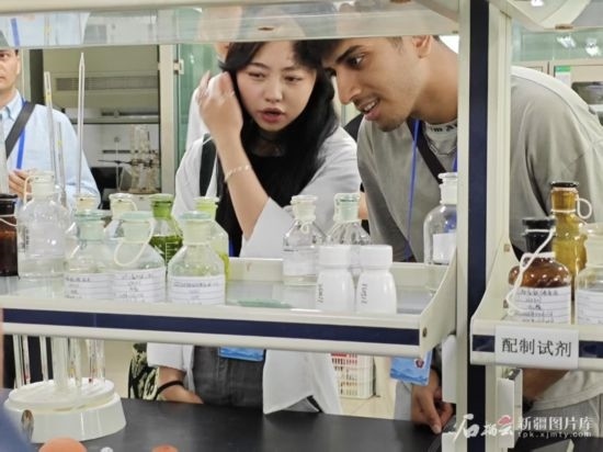 5月26日，2025上合組織國(guó)家媒體合作論壇嘉賓參觀新奇康藥業(yè)股份有限公司實(shí)驗(yàn)室。石榴云/新疆日?qǐng)?bào)記者 宋海波攝