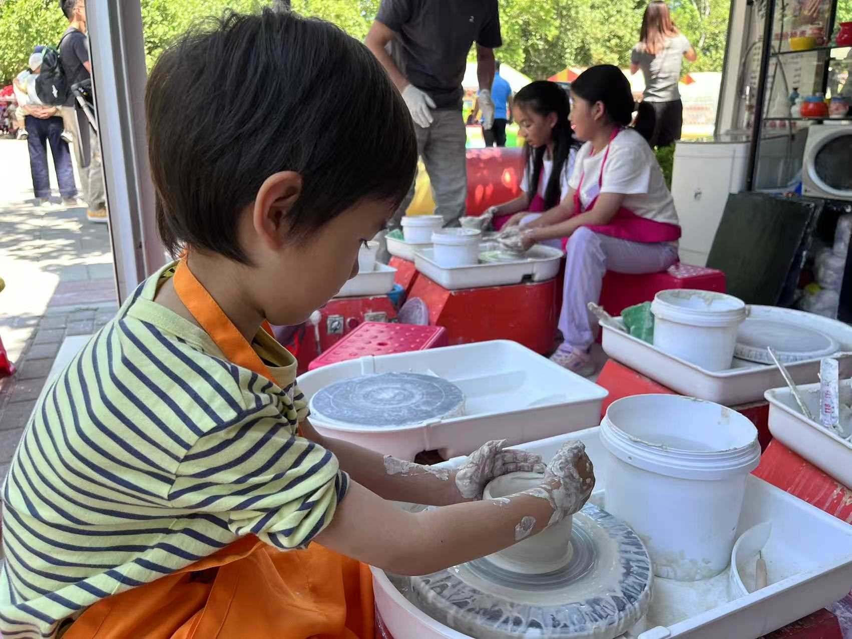 “小”游客在體驗陶藝制作。人民網記者 李楠樺攝