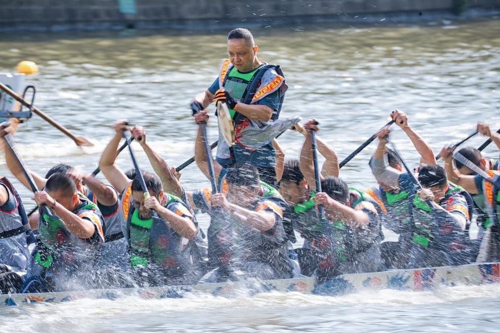 2025年5月27日，浙江寧波云龍鎮(zhèn)，首屆“我們的節(jié)日?端午看云龍”農(nóng)民龍舟邀請賽舉行。（圖片來源：視覺中國）