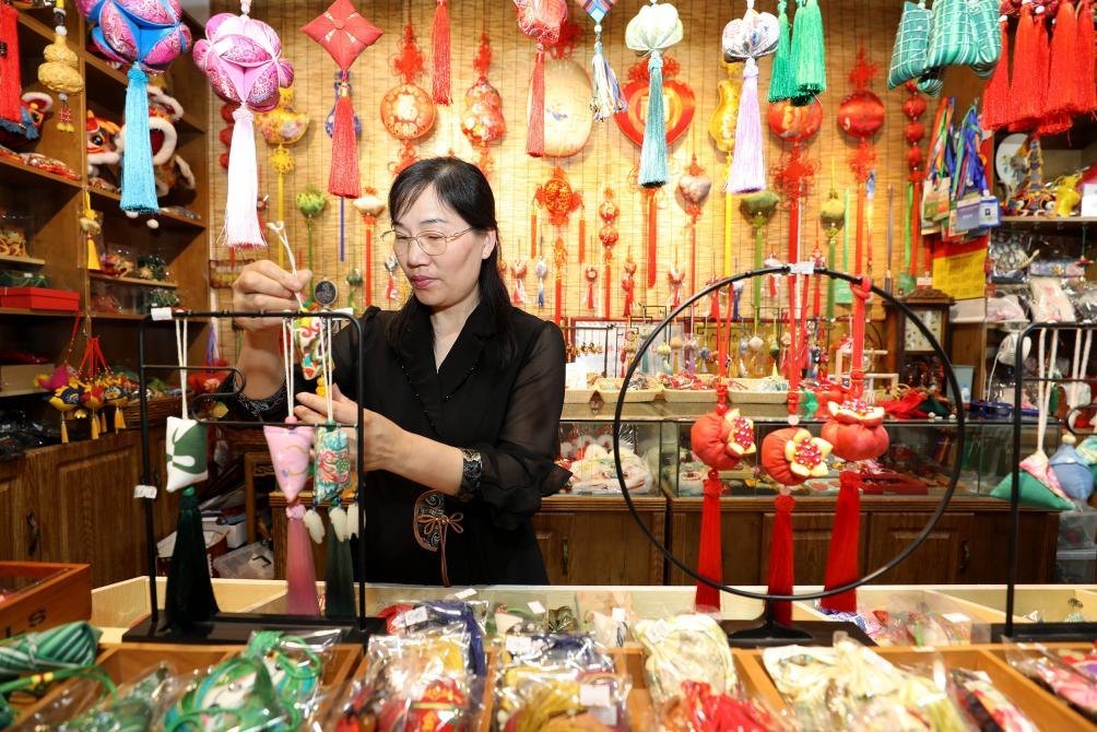 2025年5月25日，安徽省淮北市，非遺香包上貨架。（圖片來源：視覺中國）