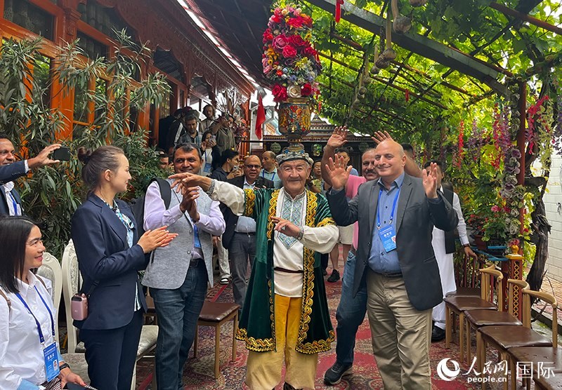 5月24日，外國媒體人在伊寧市喀贊其民俗旅游區(qū)參觀體驗。 人民網(wǎng)記者 翟轉(zhuǎn)麗攝