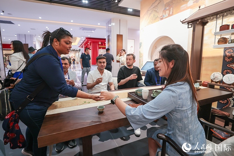 5月25日，外國媒體人在霍爾果斯國際邊境合作中心中國文化館參觀。人民網(wǎng)記者 張武軍攝