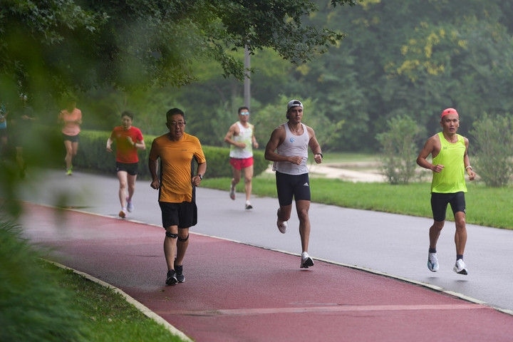 2024年7月14日，市民在北京中軸線延長線上的奧林匹克森林公園運動鍛煉。