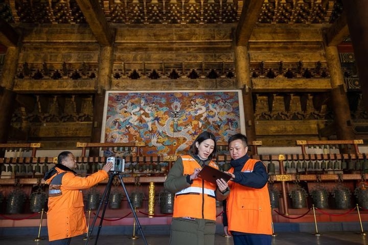 北京市測繪設(shè)計研究院團隊在太廟測繪（2023年2月19日攝）。2020年9月起，北京市測繪設(shè)計研究院的技術(shù)團隊開展了北京中軸線遺產(chǎn)點實地測繪，從文物保護、環(huán)境整治、文物騰退等方面為北京中軸線申遺提供空間數(shù)據(jù)底板。