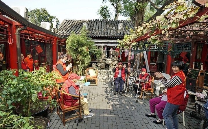 2024年10月12日，鐘樓灣胡同的老年人在社區(qū)內(nèi)的四合院養(yǎng)老驛站休閑。2017年起，北京市先后開展了兩輪背街小巷環(huán)境整治提升行動，完整保留了中軸線生活建筑群的歷史信息，并根據(jù)居民的生活和居住方式進行適配化的更新和改造，極大地改善了生活環(huán)境。2023年鐘樓灣胡同被評為“北京最美街巷”。