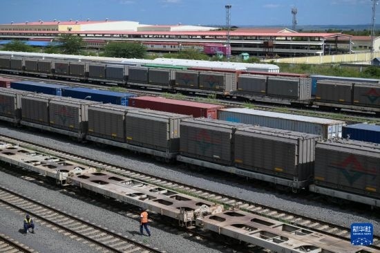 5月31日，在蒙內鐵路內羅畢站到發(fā)場，鐵路工人在鐵道旁巡檢。新華社記者 楊光 攝