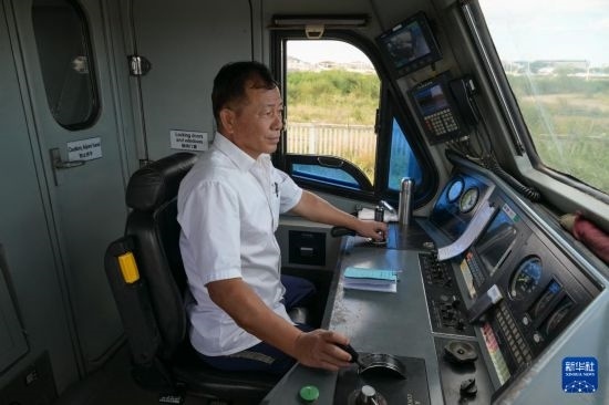 5月31日，在蒙內鐵路內羅畢站，機車駕駛員蔣立平在即將開往蒙巴薩的E2次列車上進行準備工作。新華社記者 楊光 攝