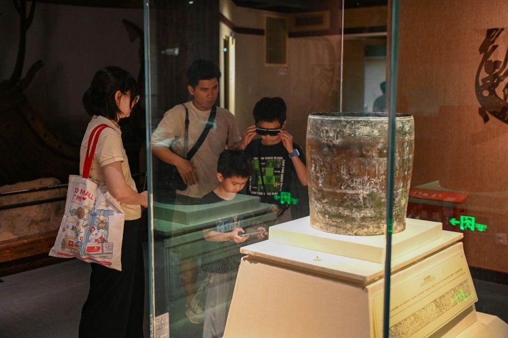 △2025年5月18日，游客在廣東廣州南越王博物院（王墓展區(qū)）體驗(yàn)AR眼鏡智慧導(dǎo)覽服務(wù)。