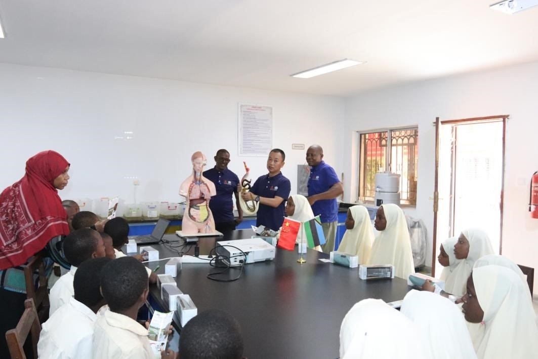 血吸蟲病健康教育講座。施亮攝