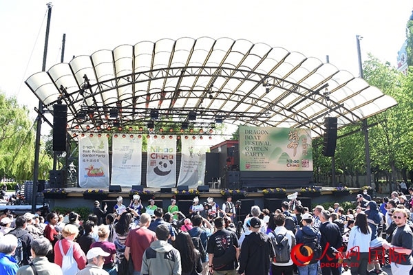 中瑞民眾歡聚國王花園廣場共慶端午佳節(jié)。人民網(wǎng)記者 殷淼攝