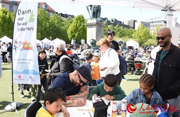 體驗熊貓彩繪活動。人民網(wǎng)記者 殷淼攝