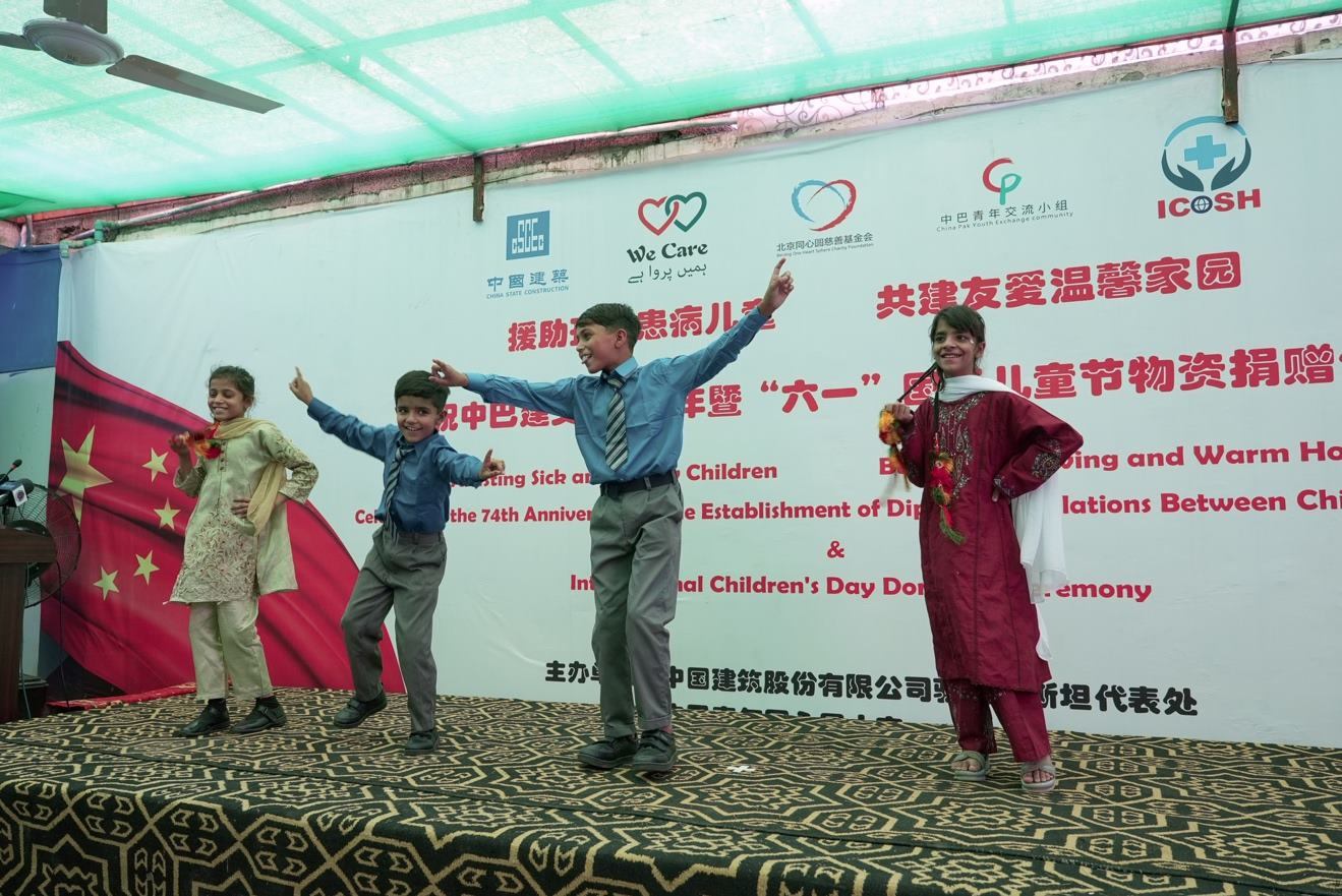 受捐孤兒在活動(dòng)現(xiàn)場(chǎng)表演自己創(chuàng)作的舞蹈節(jié)目。瓦加斯·阿赫邁德攝