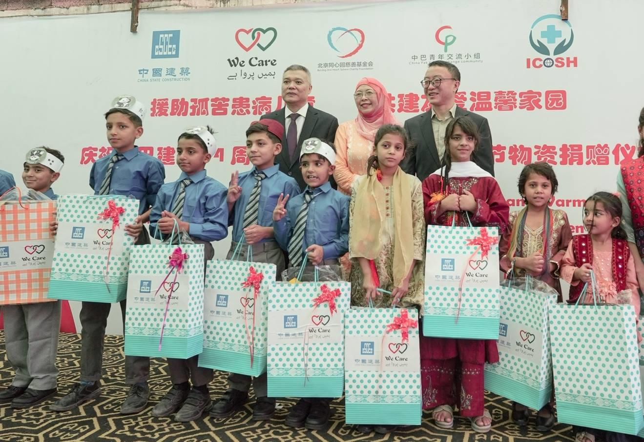 受捐孤兒在儀式上合影留念。瓦加斯·阿赫邁德攝