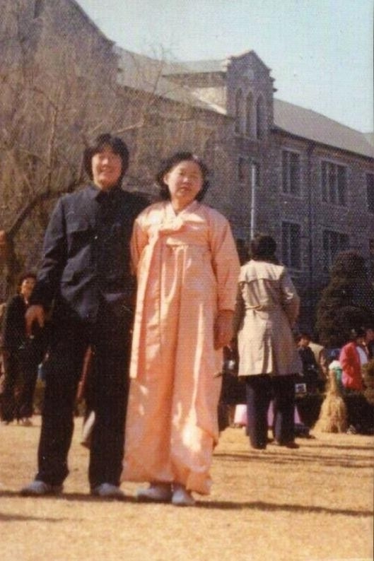 1982年，李在明身著校服，與母親一起參加大學(xué)開學(xué)典禮。圖片來源：李在明競選團(tuán)隊(duì)