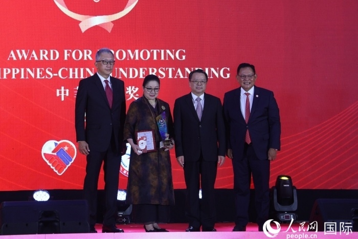 菲律賓前參議員許爾琦榮獲“終身成就獎”。人民網(wǎng)記者 樊帆攝