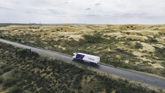 主線科技智能卡車行駛在路上。